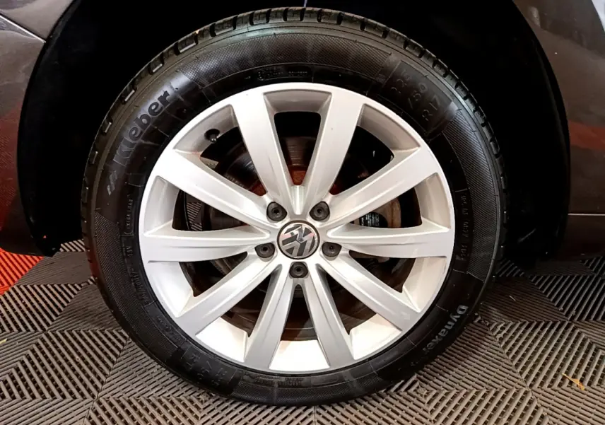 Gros plan sur la roue avant droite avec jante argentée et pneu Kleber sur Volkswagen Sharan marron 2017.