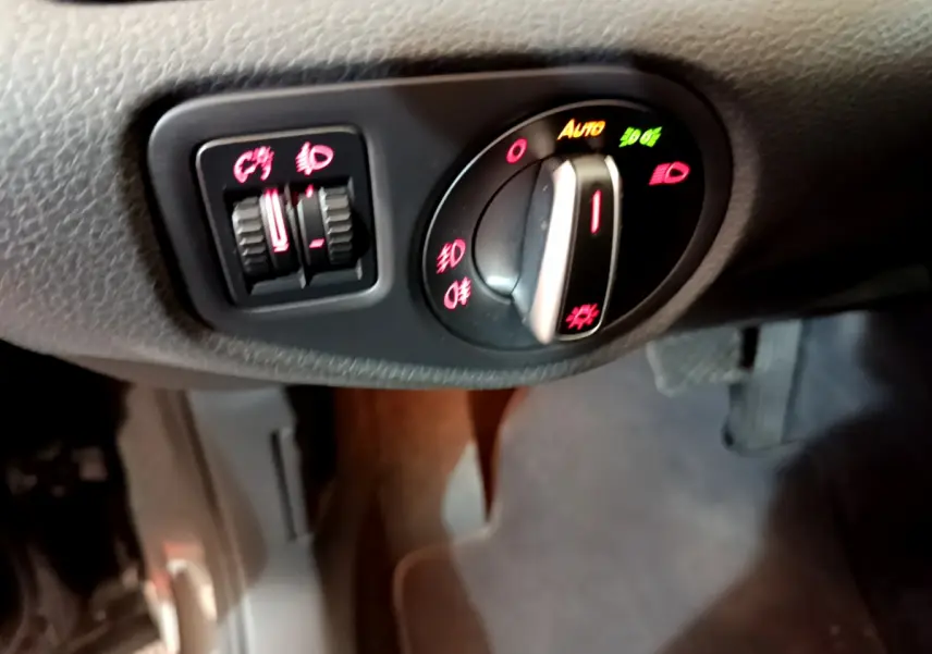 Gros plan sur les commandes d'éclairage du tableau de bord du Volkswagen Sharan 2017, côté gauche conducteur.