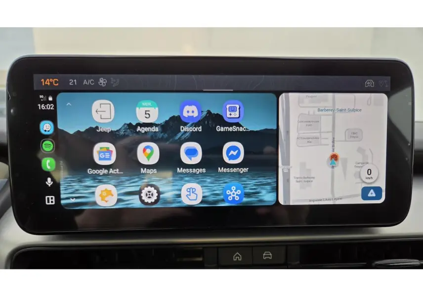 Écran tactile Uconnect 10,25" affichant navigation et applications dans un Jeep Avenger 2025.