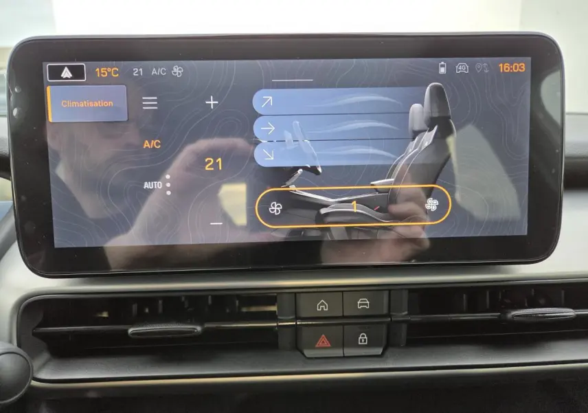 Écran tactile du système multimédia du Jeep Avenger 2025 affichant le réglage de la climatisation et la ventilation des sièges.