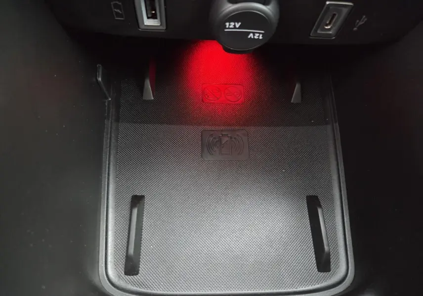Gros plan sur le chargeur sans fil et prises USB dans la console centrale du Jeep Avenger 2025 finition Summit.