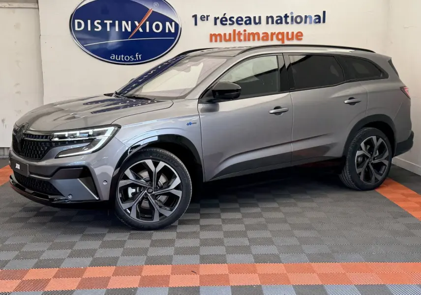 Renault Espace esprit Alpine gris foncé en profil droit, avec jantes alliage et phares LED allumés.