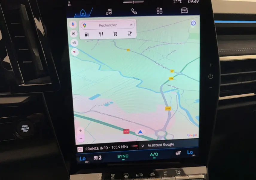 Vue rapprochée de l'écran tactile central du tableau de bord du Renault Espace gris foncé, affichant la navigation Google Maps.