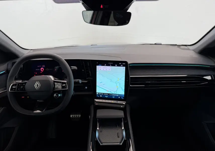 Intérieur avant du Renault Espace gris foncé 2025, tableau de bord moderne avec écran tactile vertical et volant multifonctions.