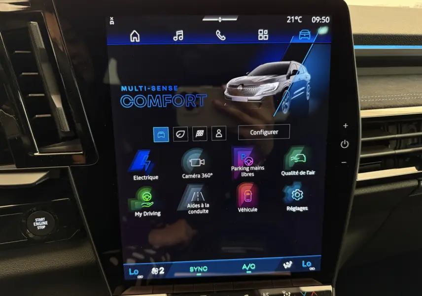 Écran tactile central du tableau de bord du Renault Espace gris foncé, affichant le mode Multi-Sense Comfort.