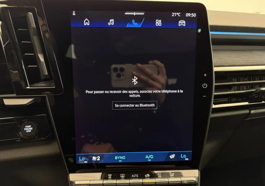 Écran tactile central allumé avec interface Bluetooth dans l'habitacle noir du Renault Espace gris foncé esprit Alpine 2025.