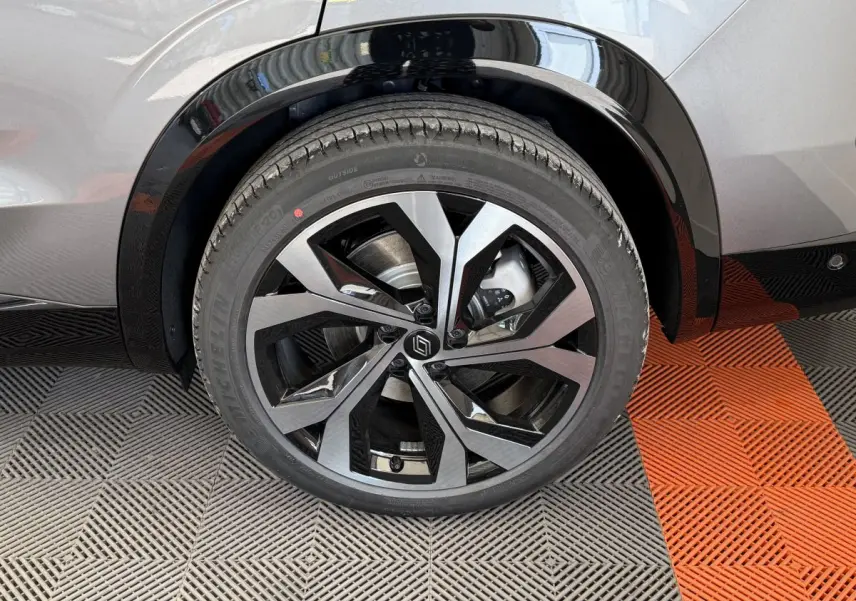 Gros plan sur la roue arrière droite gris foncé du Renault Espace esprit Alpine 7PL avec jante alliage noire et argentée.