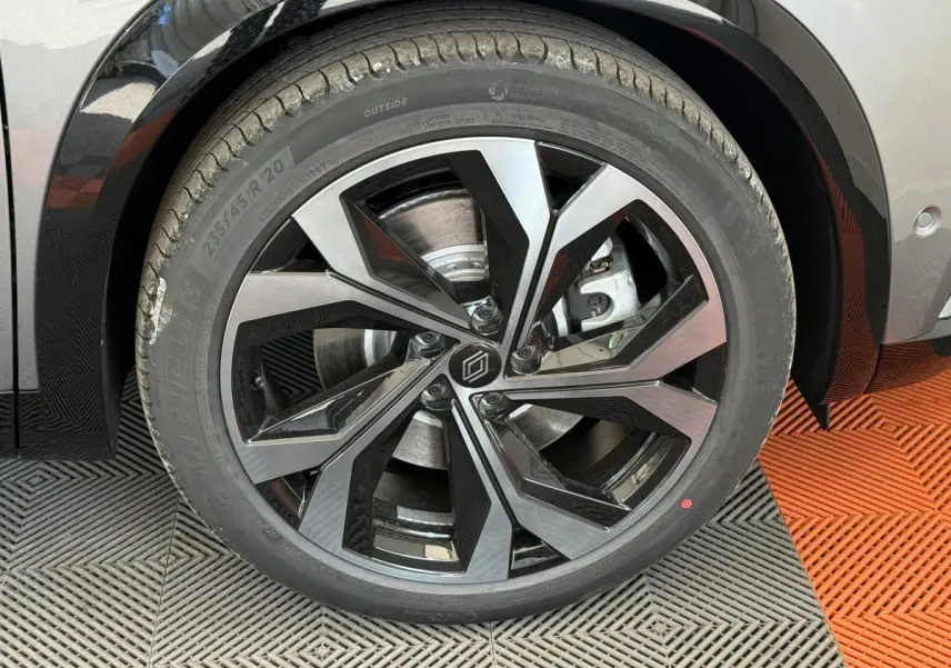 Gros plan sur la roue avant droite du Renault Espace gris foncé 2025 avec jante alliage noire et argentée design moderne.