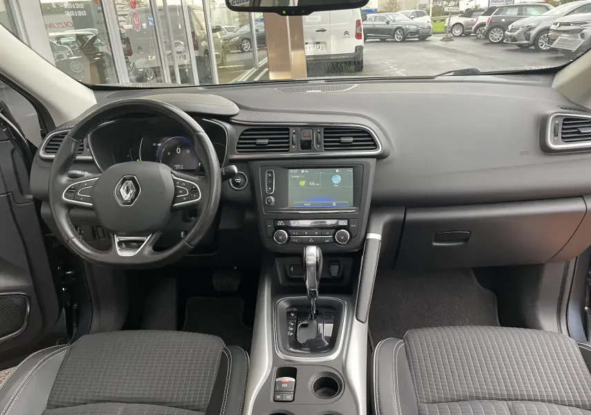 Intérieur du Renault Kadjar 2018 en gris noir, vue frontale du poste de conduite avec volant multifonction et écran tactile central.
