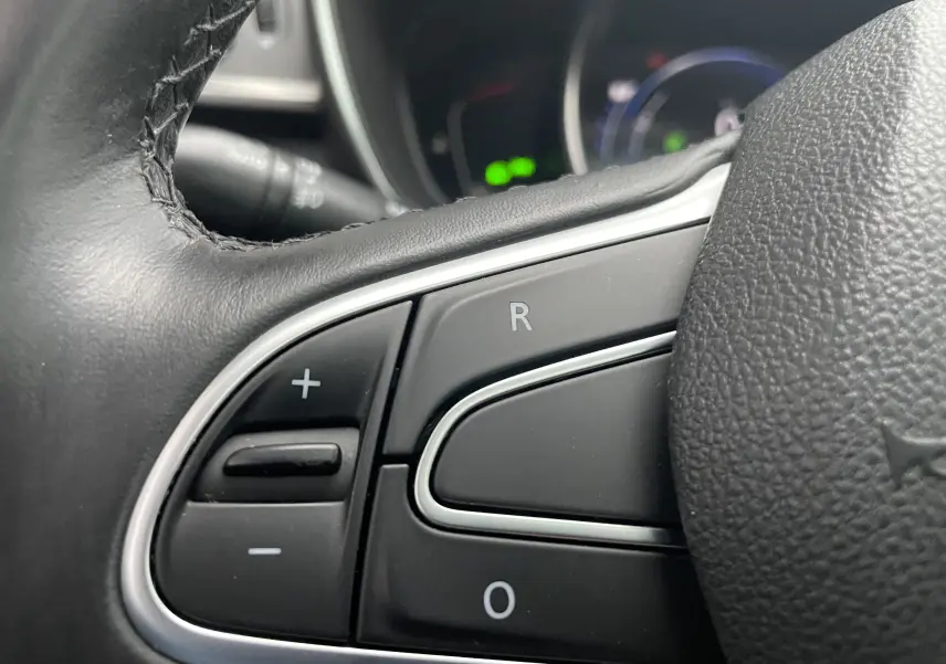 Gros plan sur les commandes au volant en cuir noir du Renault Kadjar gris titanium, version 1.5 DCI 110 EDC BOSE de 2018.