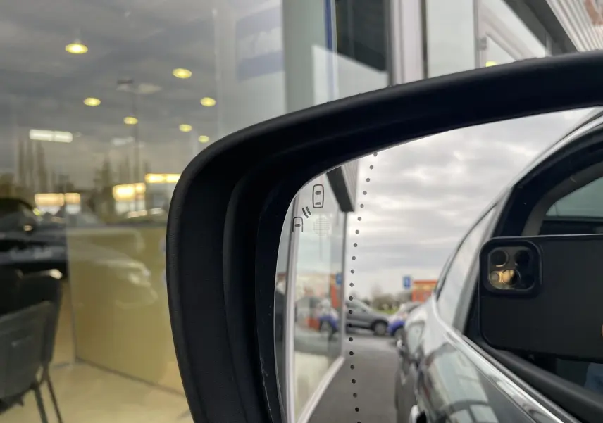 Rétroviseur côté droit du Renault Kadjar gris titanium 2018, avec indicateur d'angle mort visible sur le miroir.