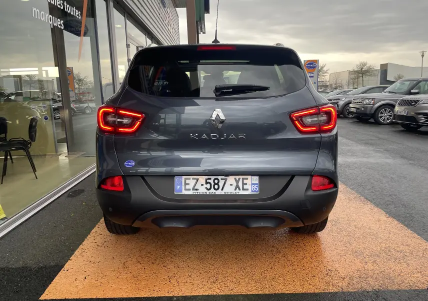 Vue arrière d'un Renault Kadjar gris titanium 2018 avec feux LED allumés et plaque d'immatriculation française visible.