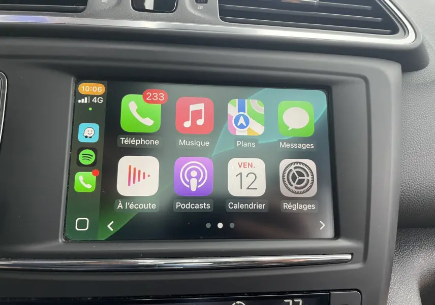 Écran tactile central du Renault Kadjar 1.5 DCI 110 EDC Bose 2018 affichant l'interface Apple CarPlay.