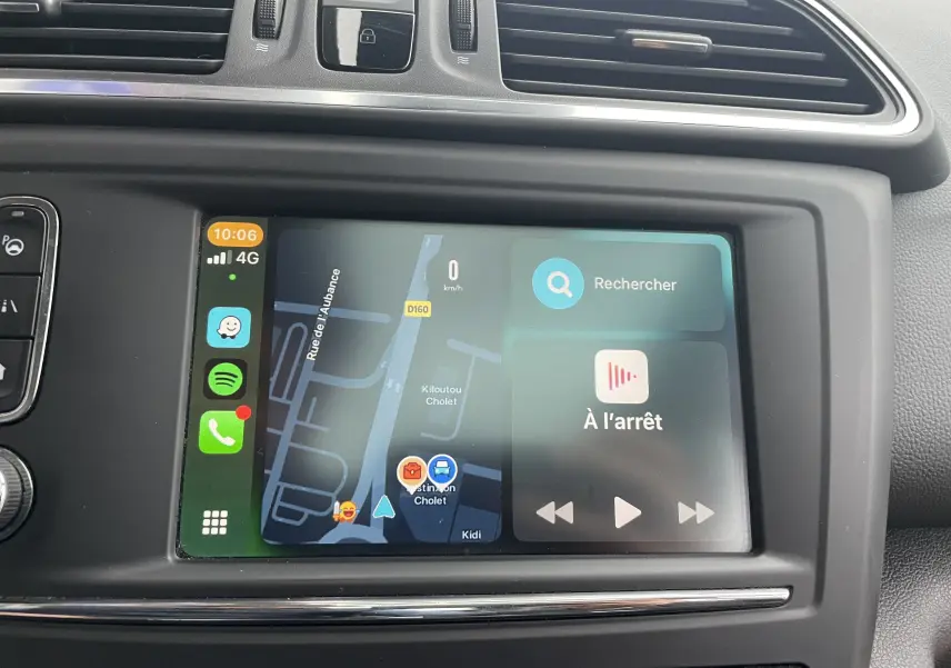 Écran tactile central du Renault Kadjar 1.5 DCI 110 EDC Bose 2018 montrant la navigation et les commandes multimédia.