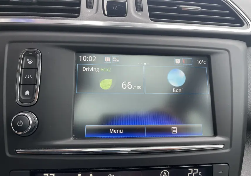 Écran tactile central du Renault Kadjar gris titanium 2018 montrant l'interface eco2 et la climatisation à 22,5°C