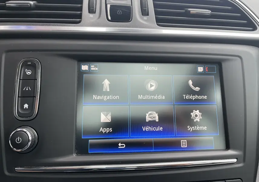 Écran tactile central du tableau de bord du Renault Kadjar gris titanium 2018, affichant le menu principal multimédia.