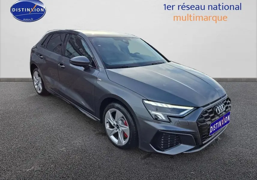 Audi A3 Sportback gris Daytona vue 3/4 avant droit avec jantes 17 pouces et étriers rouges visibles.