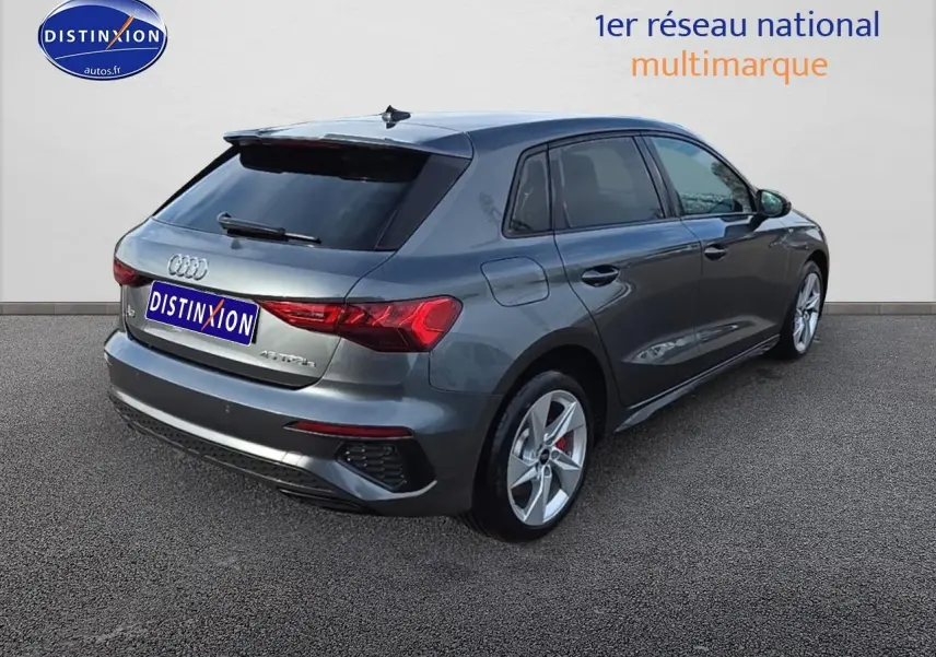 Audi A3 Sportback gris Daytona vue 3/4 arrière droit avec jantes alliage et becquet noir.