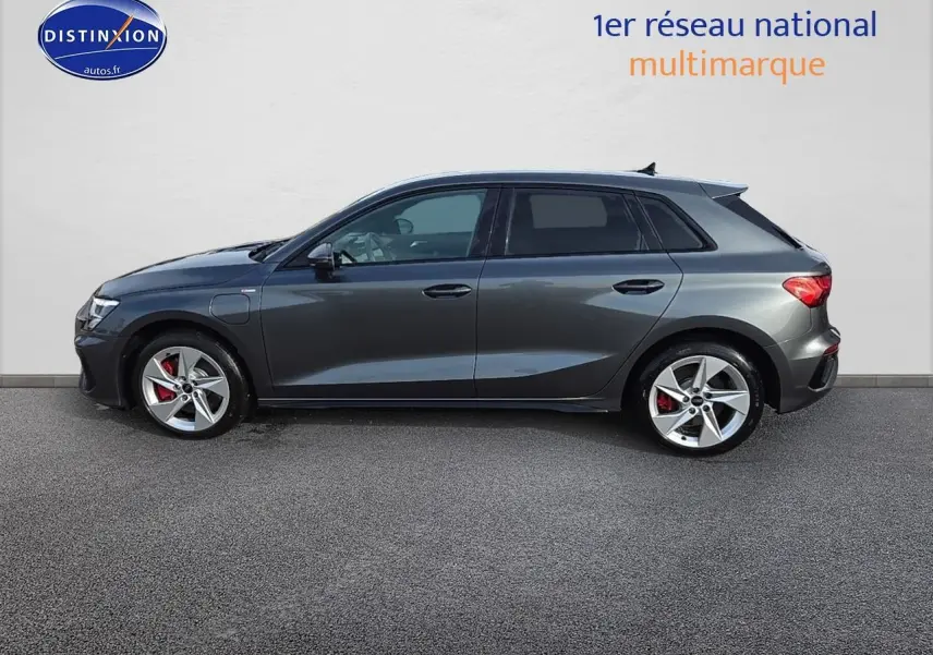 Vue latérale droite d'une Audi A3 Sportback gris Daytona avec jantes alliage 17 pouces et étriers de frein rouges.