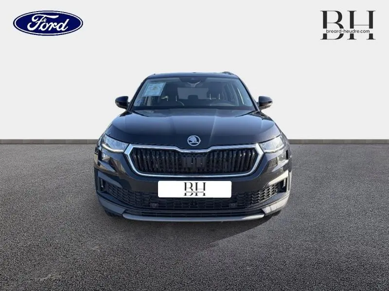 Vue avant d'un Skoda Kodiaq noir Magic Nacré 2023 avec calandre chromée et phares LED distinctifs.