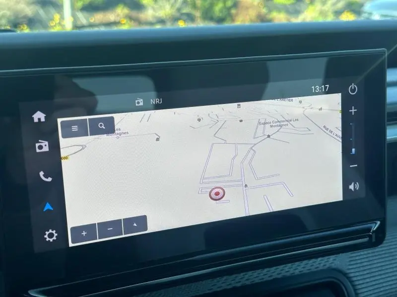 Écran tactile central affichant la navigation GPS dans l'habitacle d'une Citroën C3 2025.