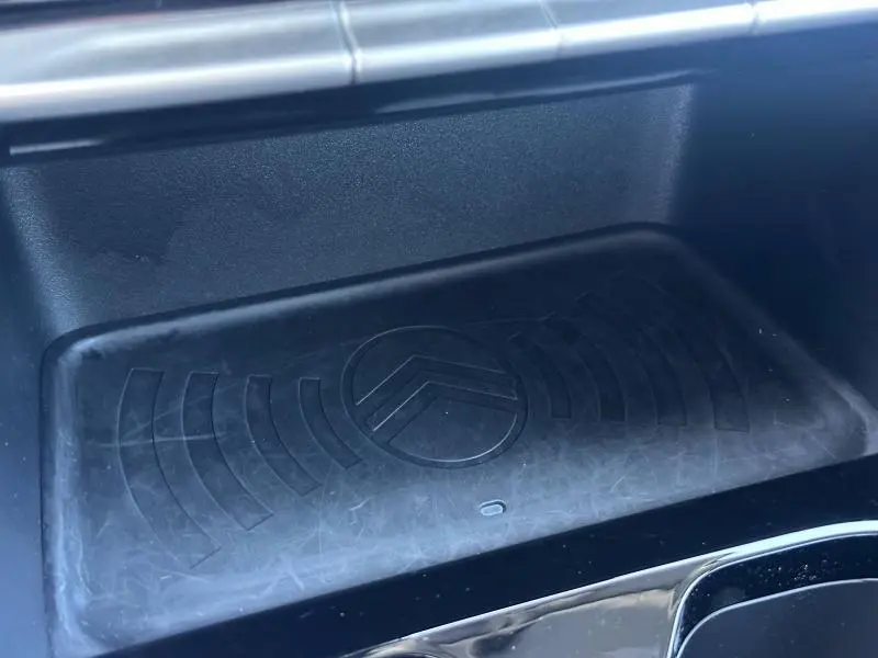 Gros plan sur le tapis antidérapant noir avec logo Citroën dans la console centrale d'une Citroën C3 2025.
