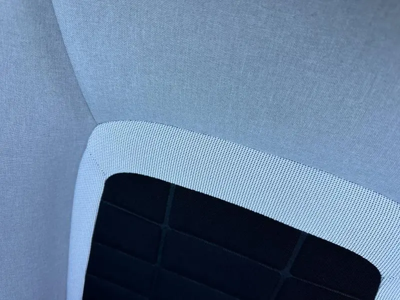 Détail du tissu de siège noir et gris clair de la Citroën C3 1.2 Turbo 100ch PLUS 2025.