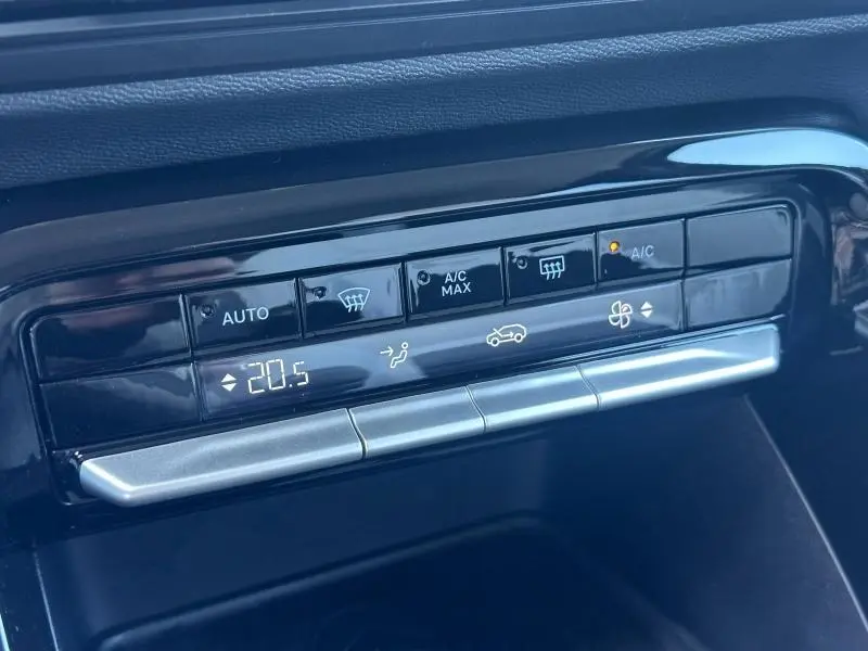Gros plan sur la commande de climatisation digitale noire de la Citroën C3 1.2 Turbo 2025 avec affichage température à 20,5°C.