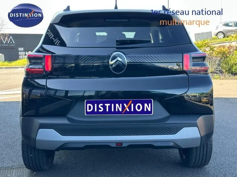 Vue arrière d'une Citroën C3 1.2 Turbo 100ch PLUS en noir Perla Nera avec feux arrière LED distinctifs.