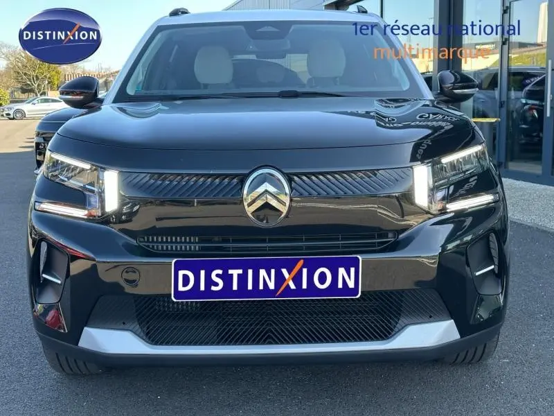 Vue frontale d'une Citroën C3 1.2 Turbo 100ch PLUS noire Perla Nera avec phares LED et calandre distinctive.