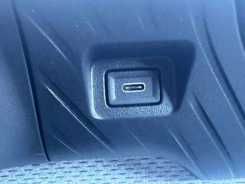 Gros plan sur une prise USB-C intégrée dans l'habitacle de la Citroën C3 2025, finition Noir Perla Nera et Blanc Opale.