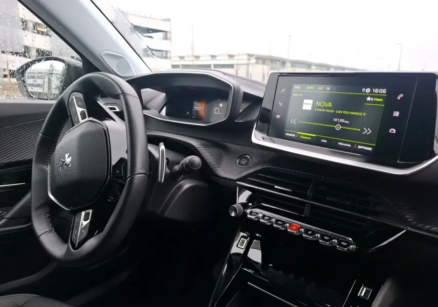 Intérieur du Peugeot 2008 blanc nacré 2022, vue du tableau de bord côté conducteur avec écran tactile et volant compact.