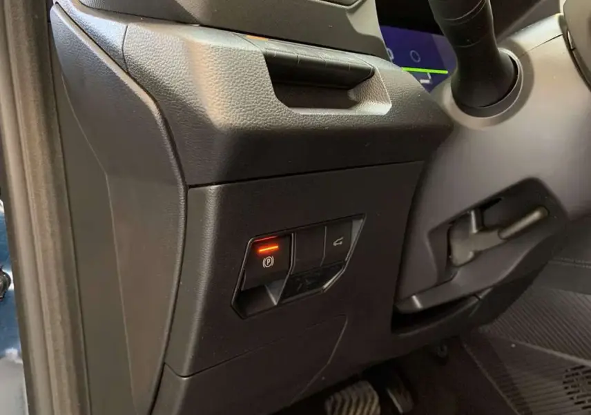 Gros plan sur les commandes sous le tableau de bord côté gauche du Dacia Bigster Hybrid 155 Journey Plus 2026.