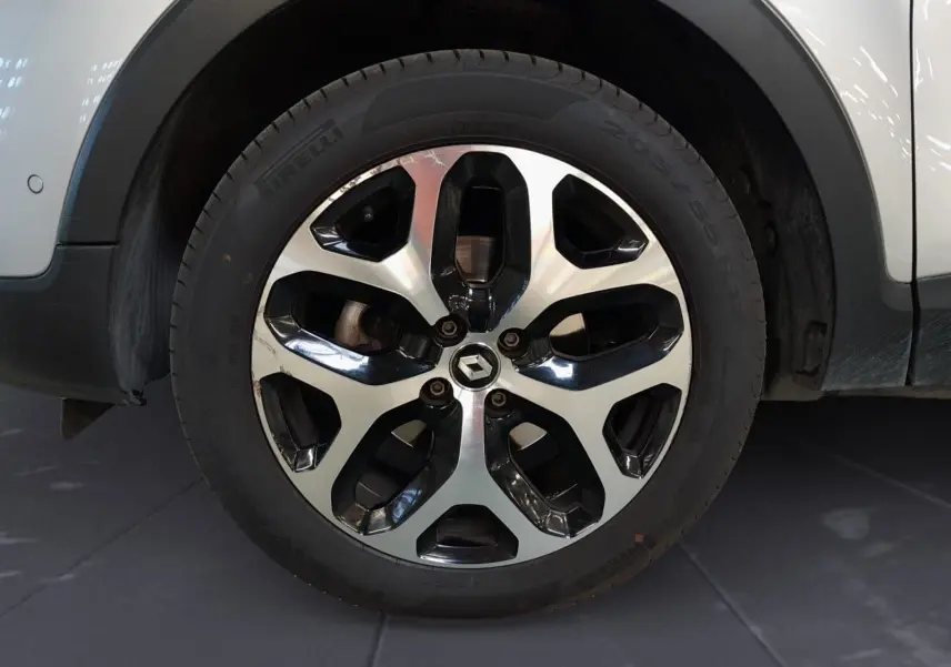 Gros plan sur la jante alliage 17 pouces bicolore noir et argent du Renault Captur gris clair métal de 2017.