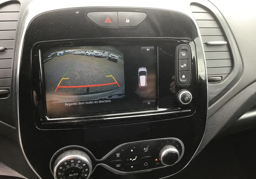 Vue rapprochée de l’écran tactile noir du tableau de bord du Renault Captur 2017 affichant la caméra de recul en marche.