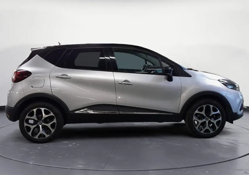 Renault Captur TCE 120 Energy Iridium 2017 en gris clair métal et toit noir, vue profil côté gauche avec jantes alliage.