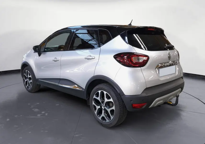 Renault Captur TCE 120 Energy Iridium gris clair métal avec toit noir, vue 3/4 arrière droit, jantes alliage 17 pouces.