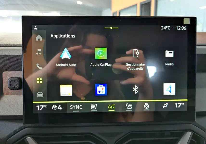 Écran tactile multimédia 10 pouces du Dacia Bigster Hybrid 155 Journey, affichant les applications Android Auto et Apple CarPlay.