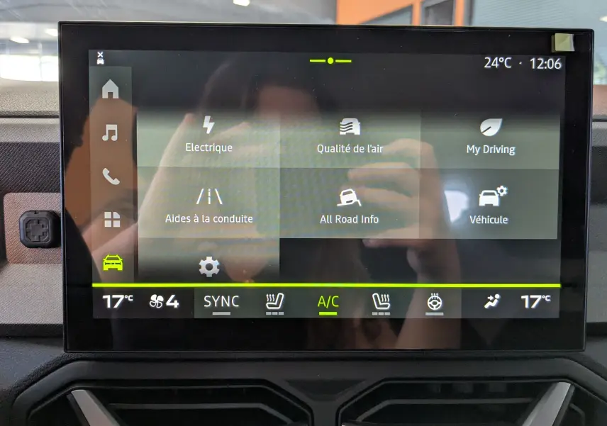 Écran tactile 10 pouces du système multimédia Dacia Bigster Hybrid 155 Journey affichant les options de conduite.