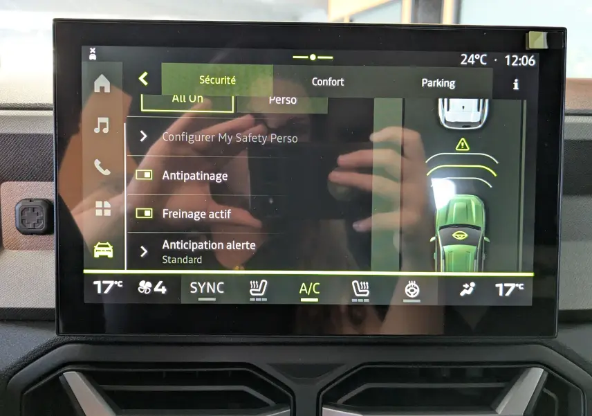Écran tactile 10 pouces du système multimédia du Dacia Bigster gris schiste, affichant les réglages de sécurité et confort.