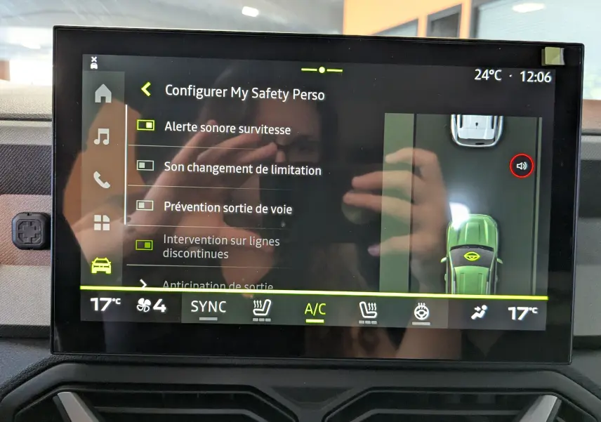 Écran tactile 10 pouces du système multimédia Dacia Bigster Hybrid 155 Journey, affichant les réglages de sécurité.