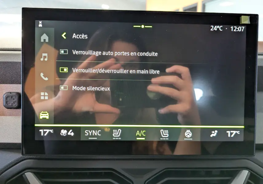 Écran tactile 10 pouces du système multimédia Dacia Bigster Hybrid 155 Journey affichant les options de verrouillage et climatisation.