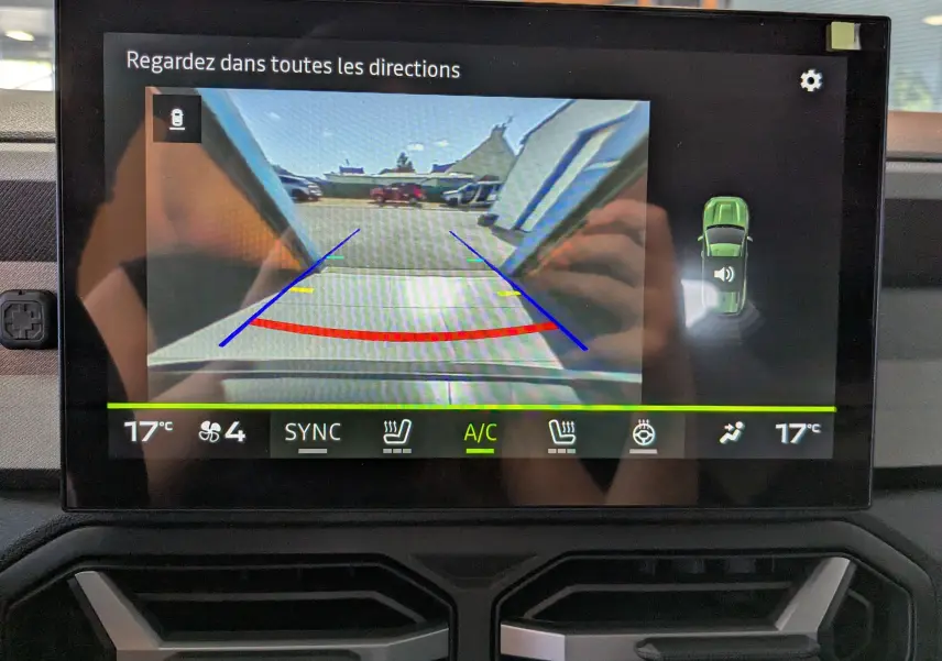 Écran tactile du système multimédia Dacia Bigster Hybrid 155 Journey montrant la caméra de recul avec guidage coloré.