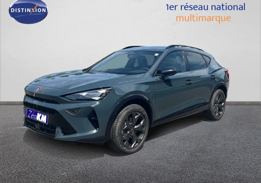 Vue 3/4 avant d'un CUPRA Formentor 1.5 eTSI 150CH DSG7 en bleu Fjord Metal avec jantes noires et toit panoramique.