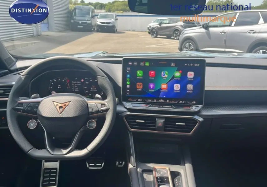 Vue intérieure du tableau de bord de la CUPRA Formentor 1.5 eTSI 2026, avec écran tactile et volant multifonction noir.