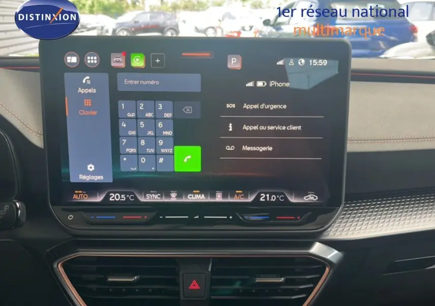 Vue rapprochée de l’écran tactile central du tableau de bord du CUPRA Formentor 2026 avec interface appels et climatisation.
