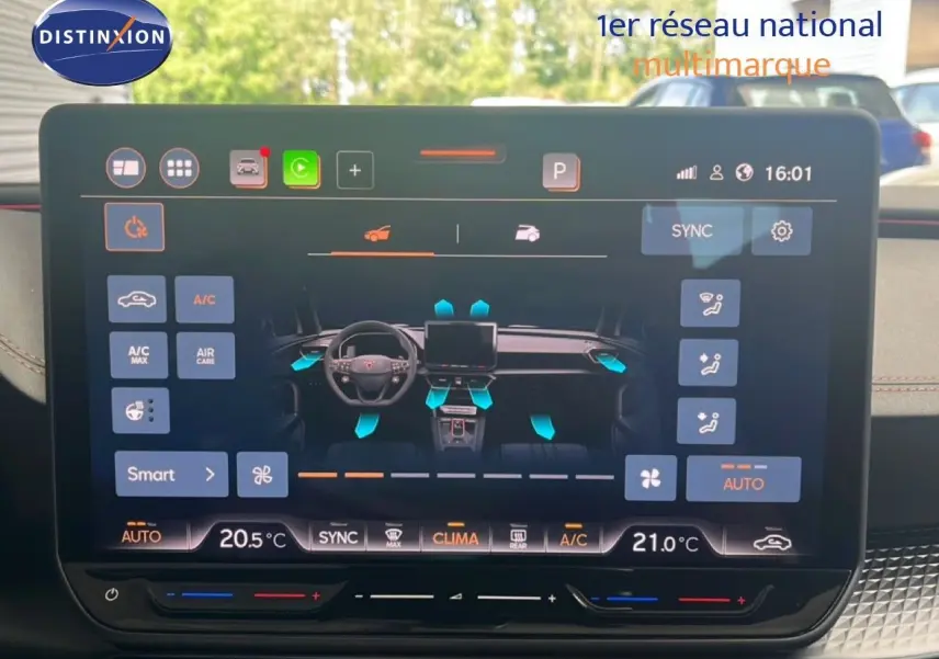 Écran tactile de la console centrale du CUPRA Formentor bleu, affichant les réglages de climatisation et ventilation.