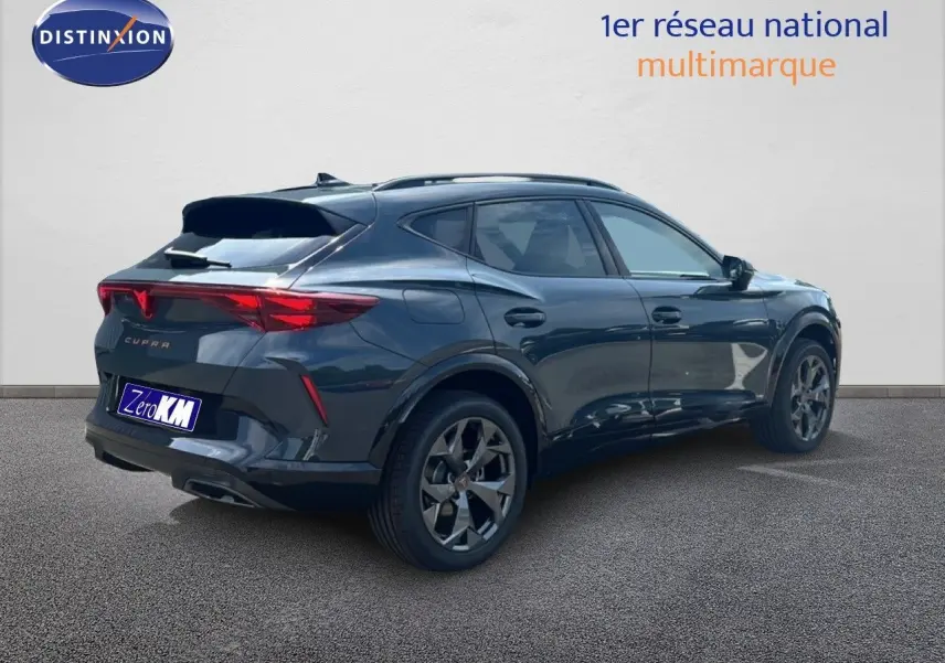 Vue 3/4 arrière droite d'un CUPRA Formentor bleu Fjord métal avec jantes noires et feux arrière LED distinctifs.