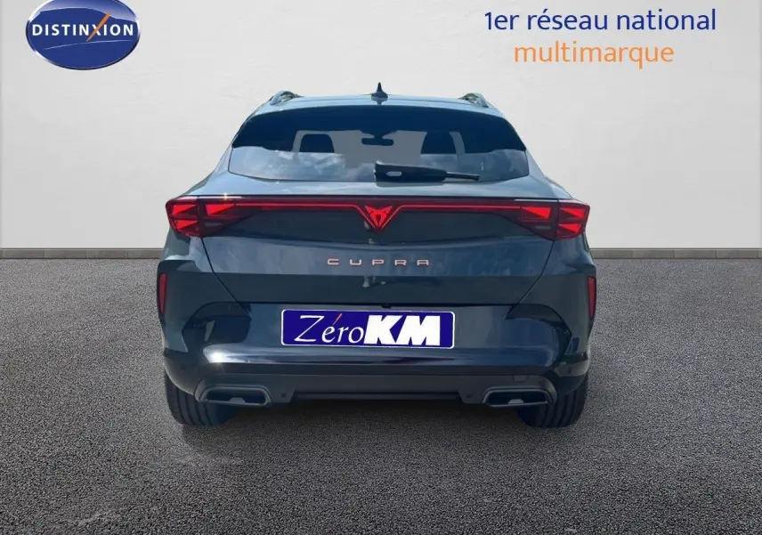 Vue arrière d'une CUPRA Formentor 1.5 eTSI 150CH DSG7 bleu Fjord Metal avec feux LED et double sortie d'échappement.