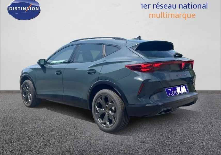 Vue 3/4 arrière droite d'une CUPRA Formentor 1.5 eTSI 150CH DSG7 bleu Fjord métal avec jantes noires.